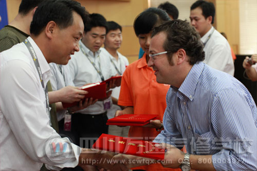 斯潘內錫中國區負責人阿迪先生為萬通選手頒獎