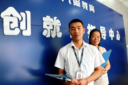我身邊的萬通人:廣拓思路塑服務的就業指導師(右一為李老師)
