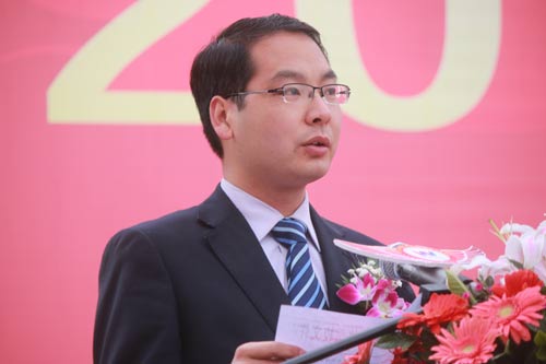 成都萬通汽修學(xué)校胡傳軍助理宣讀表彰決定