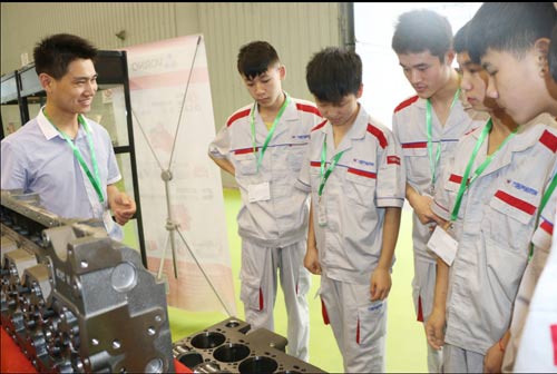 學(xué)生們互相討論并提出問題
