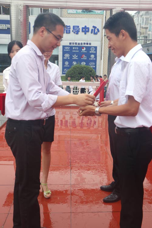 成都萬通胡助理為獲獎老師頒發獎狀