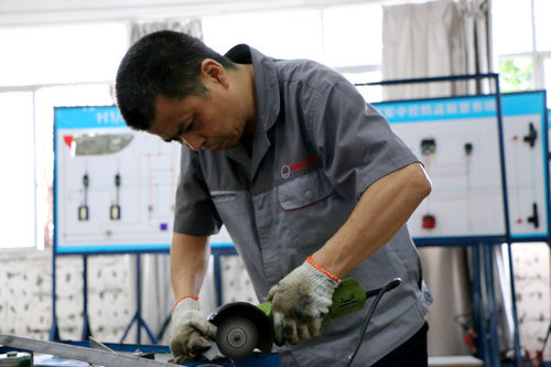 正在努力進行臺架制作的萬通老師