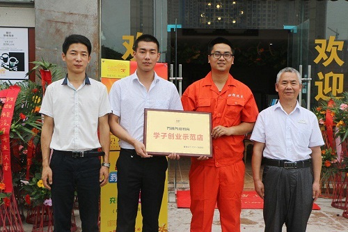 萬通老師到創(chuàng)業(yè)學(xué)子門店進(jìn)行技術(shù)指導(dǎo)
