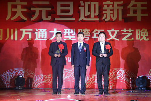 校領(lǐng)導(dǎo)為有教師頒獎(jiǎng)
