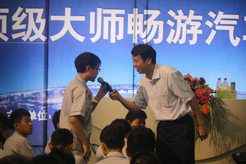 朱軍教授親切的和學(xué)子互動交流