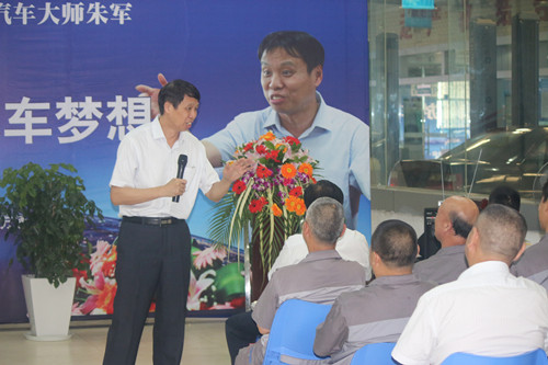 朱軍教授給老師講解行業(yè)發(fā)展
