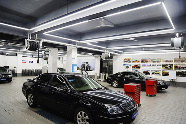 成都萬通汽車學校國際專修街區 名車教學