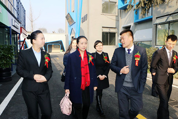 成都萬通領導陪同名企參觀學校