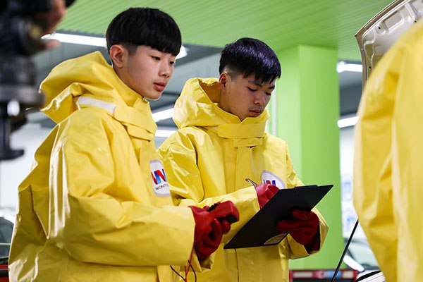 成都萬通學子學習汽車新能源專業