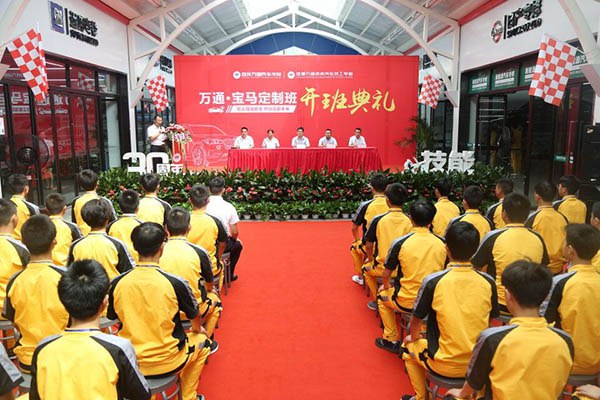 開班儀式上學校領導為班干部頒發(fā)聘任書